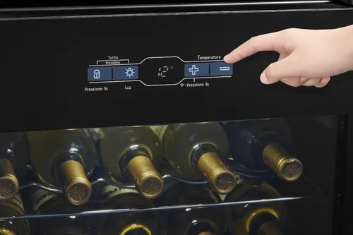 Destaque de Adega Midea 34 Garrafas com desconto no Bom de Oferta